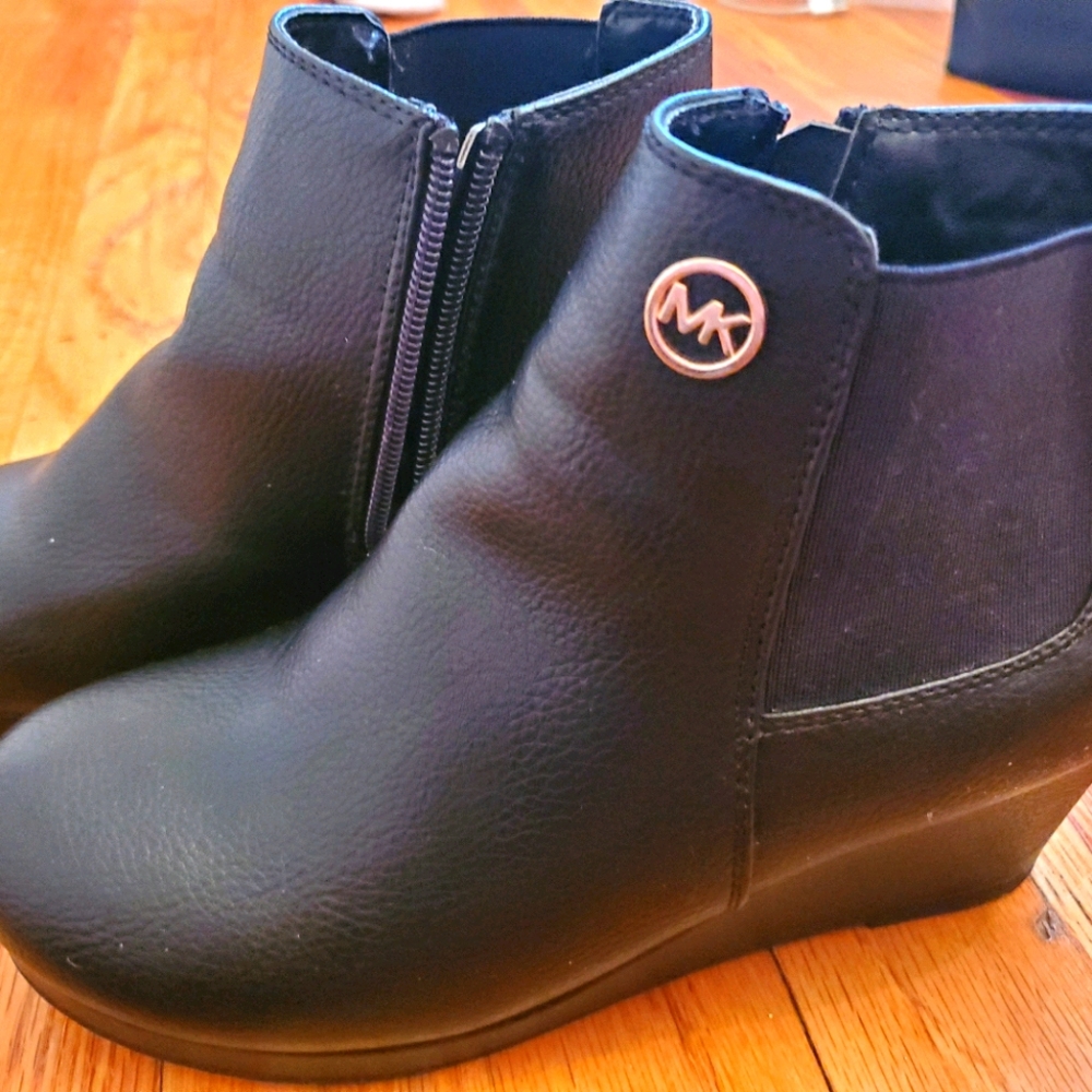 Michael Kors Girls leather booties